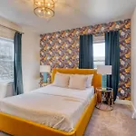 Stay Portland Collection - Glamourous Old Hollywood Apartment - 92 Walkscore