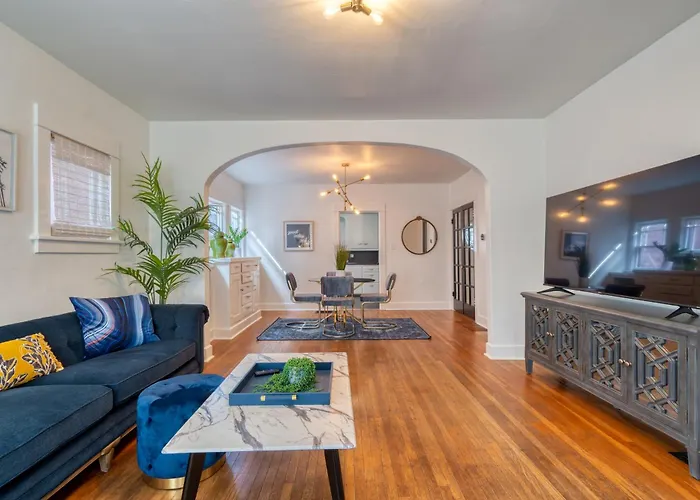 Stay Portland Collection - Glamourous Old Hollywood Apartment - 92 Walkscore